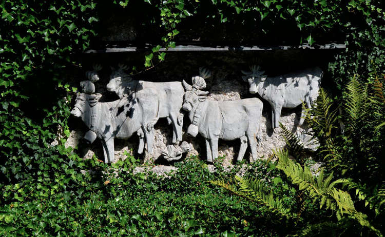 Relief eines Almabtriebs im Kurgarten Berchtesgaden