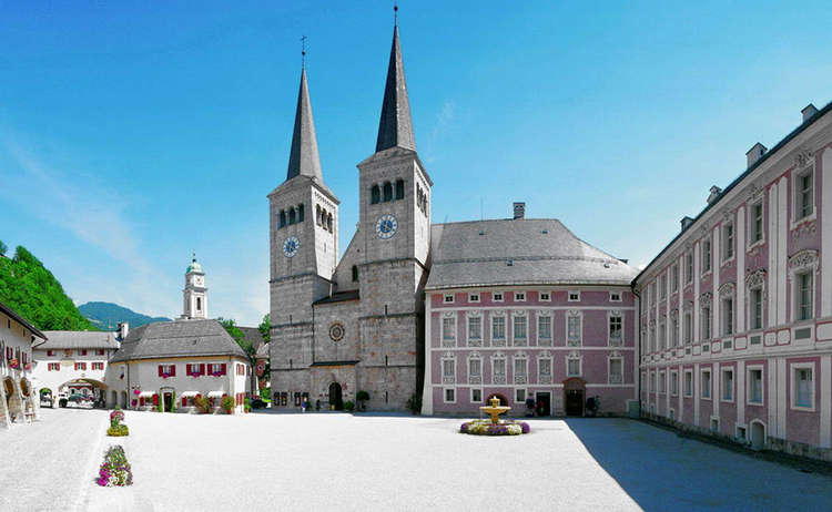 Königliches Schloss, Schlossplatz und Stiftskirche Berchtesgaden