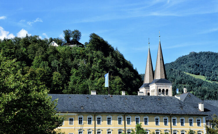 Die Türme der Stiftskirche hinter dem Kniglichen Schloss Berchtesgaden